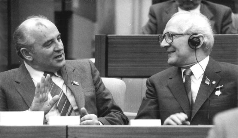 Berlin, XI. SED-Parteitag, Gorbatschow, Honecker